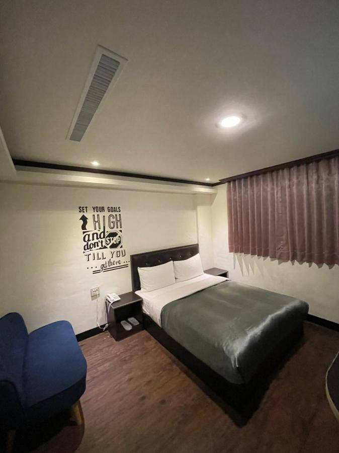 Holiday Business Hotel T'ai-tung エクステリア 写真